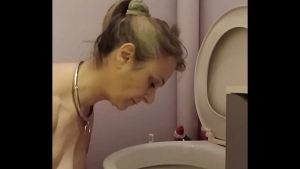 2024 09 10 esclave F la lèche chiottes