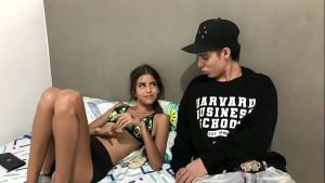 LE CHUPO EL PEQUEÑO COÑO A MI COMPAÑERA DE COLEGIO A CAMBIO DE QUE ME HAGA EL TRABAJO DE LA CLASE