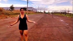 My stepmother caught me with her car and gave me an anal surprise outdoors, thinking I was going to get a hard-on, I made her squirt cum from her ass. Vagninho e Luna Oliveira