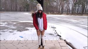 Napalona dziewczyna przy drodze z ekstremalnym orgazmem