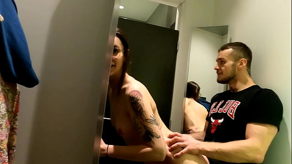 Amatorska para z Polski rucha sie w sklepowej przymierzalni