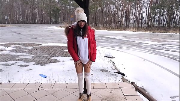 Napalona dziewczyna przy drodze z ekstremalnym orgazmem