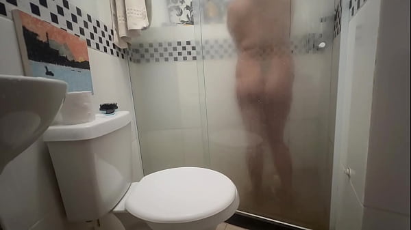 Pauzudo me fode gostoso dentro do banheiro e meu marido nem desconfia