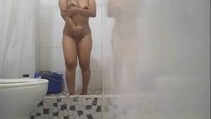CACHONDA EN EL BAÑO Y SE MASTURBA PENSANDO EN SU NOVIO HASTA LLEGAR EL ORGASMO!!