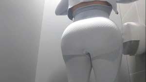 Camara pervertida en el baño publico del gimnasio (chicas culonas y voluptuosas)