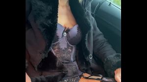 Candy Diamond besorgt sich selbst im Auto