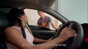 Chica latina me deja correr en su culo a cambio de arreglar su coche.1PT