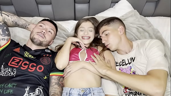 Dos pollas duras para nuestra hermanastra traviesa Sofi Smith