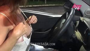 Esposa gostosa exibindo os peitos para o frentista no posto de combustível, Thay Ksada se exibindo