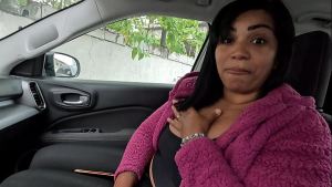 Exibi minha buceta no estacionamento do predio e o porteiro ficou doidinho pra me fuder
