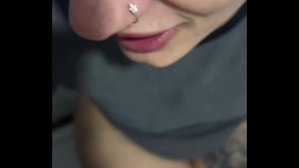 Fiquei com tanto tesão dentro da estação do metrô minha buceta estava toda molhada ! Fui da no banheiro e chupa esse pau grosso do meu marido .(EM PUBLICO)