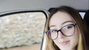 La empleada de la cafetería entra en mi auto y drena mis bolas