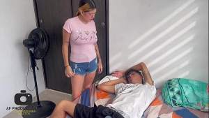 Linda hermanastra latina le da viagra a su hermanastro con el proposito para que este la termine follando duro.