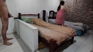 Llegó del trabajo y encuentro a mi prima desnuda en mi cuarto, me pidió que usará su coño y boca