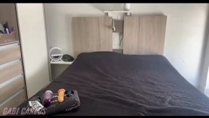 Logo que acordo de manhã cedo, gosto de me masturbar e fazer uma brincadeira anal!