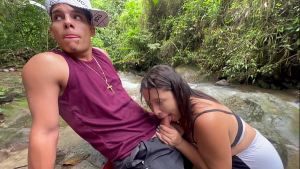 Me pica una serpiente en mi pierna y le pido a mujer de tetas grandes desconocida, que me chupe mi gran polla hasta sacarme el veneno cremoso.