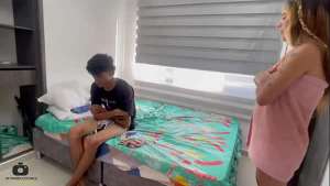 Mi hermanastro se masturba con mis calzones y yo lo descubro y le ofrezco sexo duro a cambio de mi silencio.