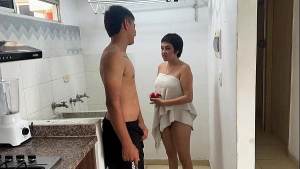 Mi sexi culona hermanastra me sorprende con su panti, la muy cachonda me chupa mi rica polla y me pide que se la meta por su apretado culo.