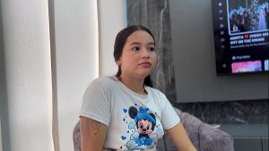 Mientras mi esposo se va de vacaciones con su mosa yo obligo a mi cachondo vecino latino que me folle y darle celos a el.