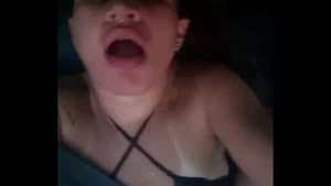 O motorista ficou me provocando até que eu caí de boca no pau dele dentro do carro