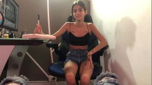 Piscologa sexual no se aguanta las ganas de ver mi verga grande y me la follo por su coño apretado – porno en español – en ruso