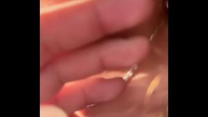 SE METE AL CUARTO DE SU NOVIO Y TERMINA COGIENDOSELA SU CUÑADO