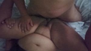 Sexo amateur casero con gordibuena que tiene la panocha gordita y peludita