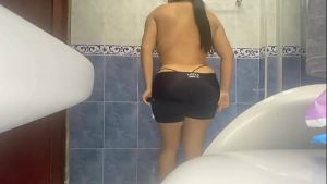 Voyeur – Big Ass Latina Pees On Public Gym Toilet