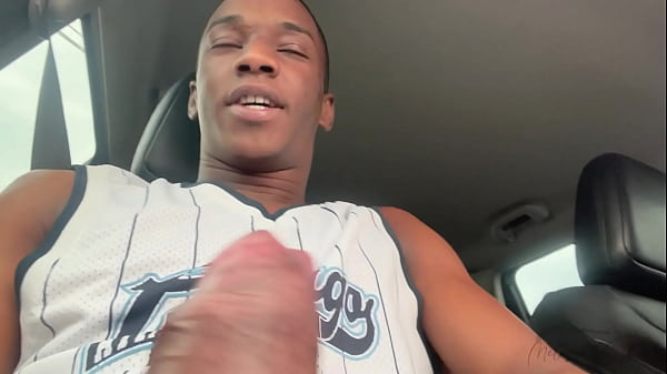 Cliente tirou o pau para fora e a motorista da Uber mamou dirigindo e tomou todo o leitinho