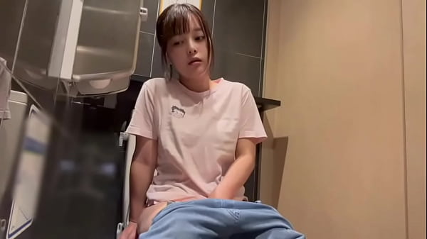 ト◯レで男性におちんちんで突かれてる想像しながらオナニーしてたら気持ちよすぎました…