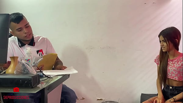 Jefe se folla a joven universitaria que pide una oportunidad de trabajo – porno en español – en ruso