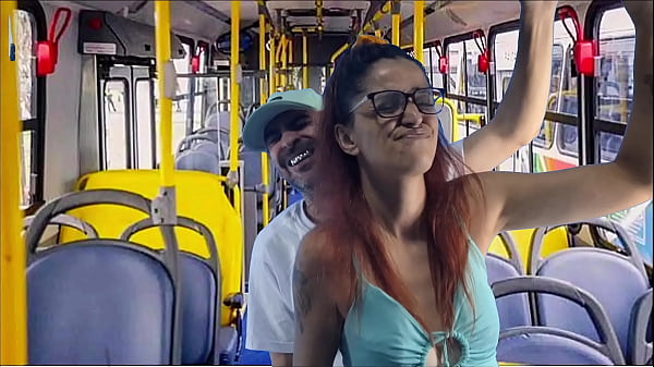 Jovem estudante encoxada e fodida no ônibus em público!
