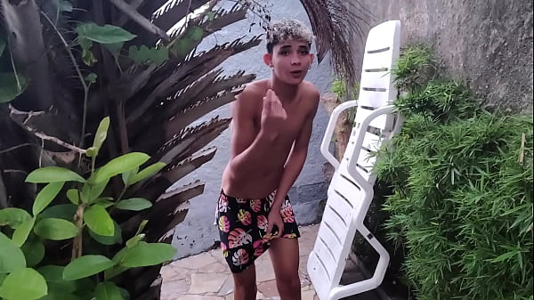 Madastra seduz seu ENTIADO com sua Bunda enorme seu. Irmãozinho virgem punheteiro fica espiando foi aquele sexo em público cons 2 ENTIADO ( veja no fechado