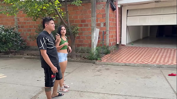 Me aprovecho que mi cuñado sale de su casa al trabajo, entro por la parte de atras de su casa y me le follo a la mujer por el culo y me vengo adentro. SEXO ANAL AMATEUR