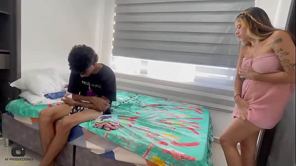 Mi hermanastro se masturba con mis calzones y yo lo descubro y le ofrezco sexo duro a cambio de mi silencio. H.L.