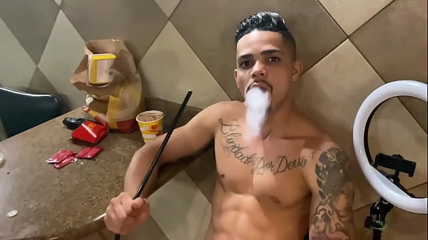 MOZÃO ME FUDEU NA PISCINA E DEPOIS ME DEU LEITE NA BOCA.