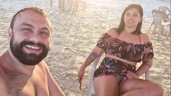 Na praia, sol, mar e fogo na buceta – vou dar pra todo na praia
