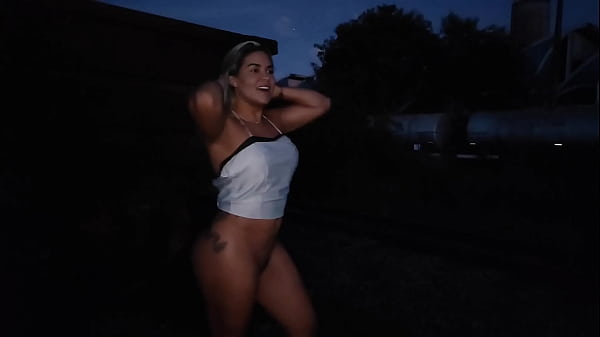 Night adventure with exhibitionism and fucking an ass until cum spurts between the train cars on the open-air railway with a lot of adrenaline. Vagninho e Luna Oliveira