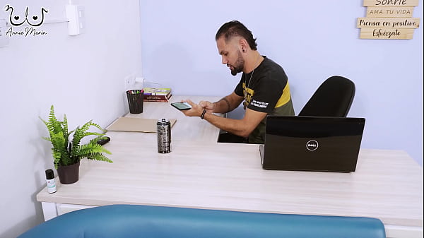 Provoco al mejor amigo de mi esposo que lo espera en la sala mientras el trabaja