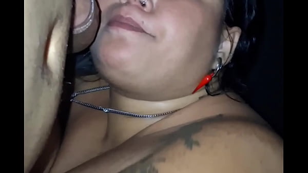 Puta deu a buceta pra vários no meio de todos na festa