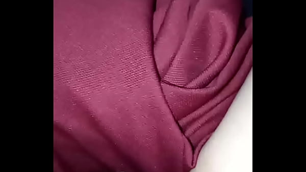 Si riscalda la fica col phon,tutta pisciata!