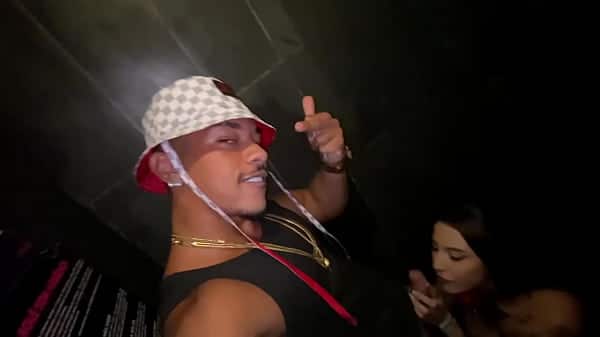 Vazou na net! Casada tattoada mamando no banheiro da balada