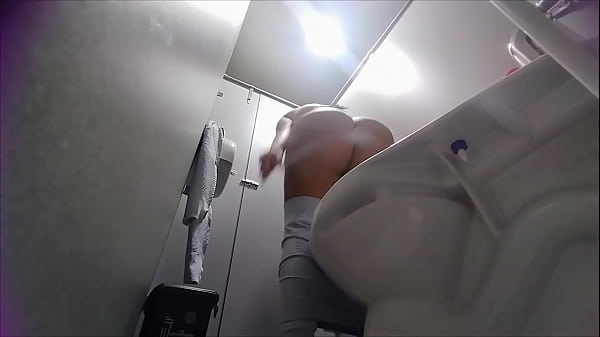 Voyeur – Big Ass Latina Pees On Public Hospital Toilet