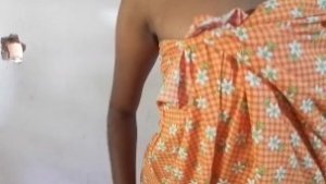 ලංකාවේ කෙල්ලගෙ කුක්කු ආතල් sri lankan girl boobs fun