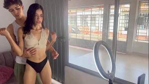 Le ayudo a mi hermanastra con sus redes sociales y me la termino follando muy duro.