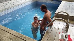 Safada gulsoa por pau grosso fode com o primo do marido na frente do corno!