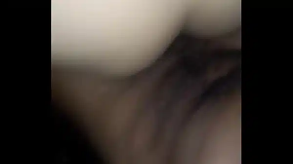 Asi descubres que tu esposa es infiel follando con tu amigo e el auto sin condon