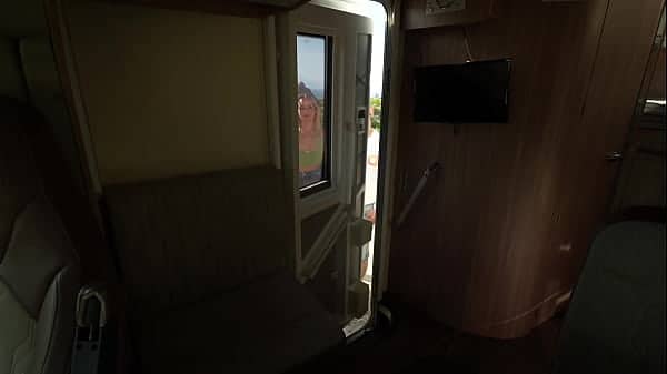 Il se fait pomper en conduisant le camping car