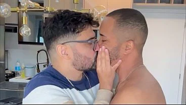 MARCOS GOIANO – NERD BUNDUDO ENTRANDO NA PICA DO NEGÃO – SEXO GAY BAREBACK – NEGRO DOTADO FODE PUTO DE ÓCULOS