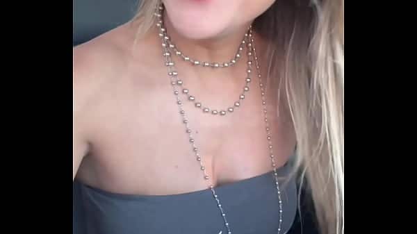 Seduzi o Negão BBC no bar do hotel, chupei ele no rooftop e depois levei pro quarto pra me foder gostoso na frente do corno! COMPLETO NO RED